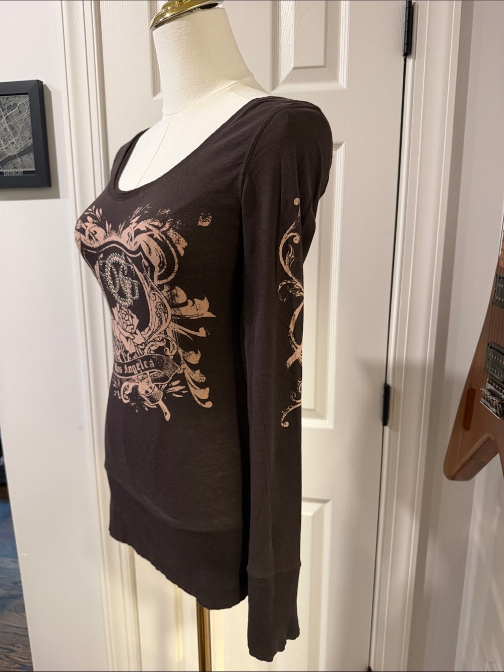 Vintage Guess Jeans Y2K Rhinestone Logo Brown Long Sleeve Top Graphic Tee XS - Picture 3 of 9